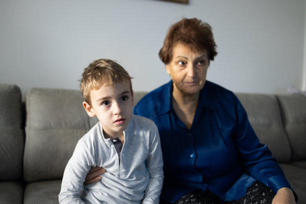 奶奶和孙子坐在沙发上看电视图片下载