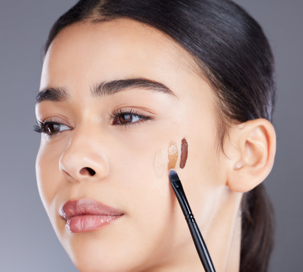 美容、粉底刷和女性面部测试护肤产品的自我护理、抗衰老或健康。面部保健，水疗沙龙女孩和快乐的模型与化妆化妆品的工作室背景图片下载