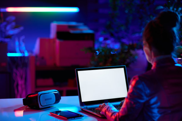 从笔记本电脑空白屏幕的现代女性后面看图片下载