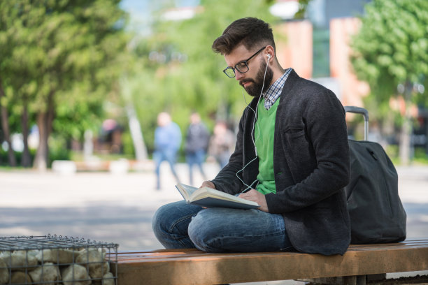 学生在长凳上看书图片下载