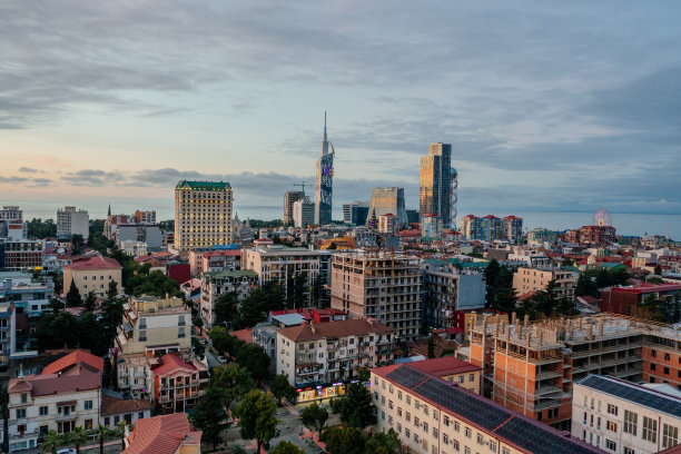 夜间巴统市，格鲁吉亚无人机空中全景图片下载