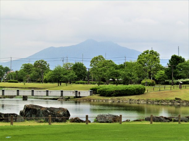 日本。五月公园、池塘和筑波山。图片下载