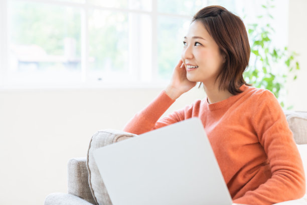 年轻的亚洲女子使用笔记本电脑图片下载