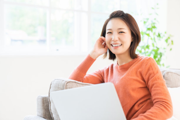 年轻的亚洲女子使用笔记本电脑图片下载
