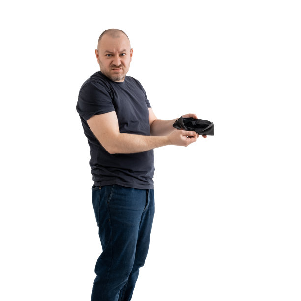 中年男子与空钱包孤立在白色背景。概念解雇，缺钱，缺资金。图片下载