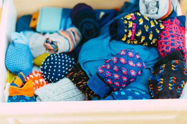 抽屉里的彩色袜子球图片下载