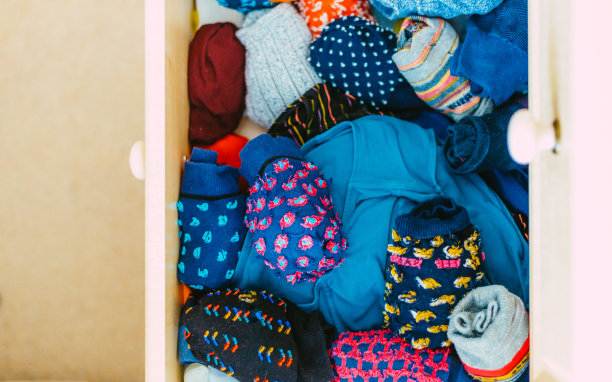 抽屉里的彩色袜子球图片下载