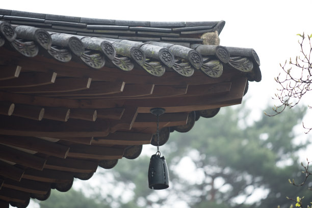传统的韩国瓦片和屋檐图片下载