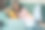 四十多岁的快乐微笑的女人坐在家里的沙发上用笔记本电脑工作。图片下载