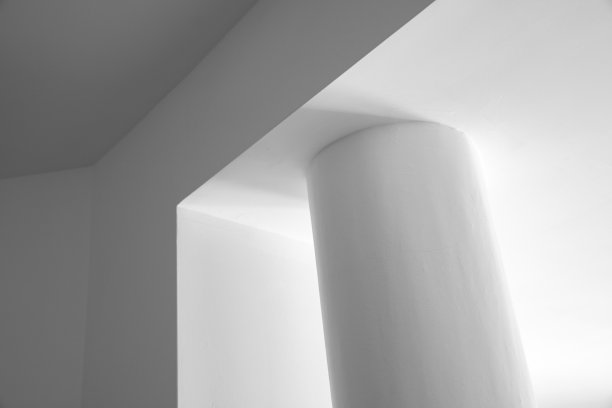空白色最小的内部碎片与天花板细节和支柱图片下载