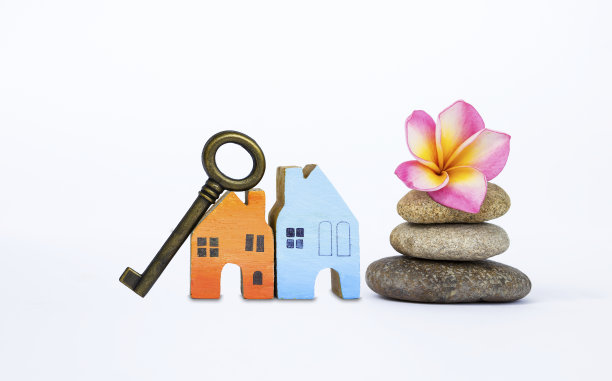 迷你木屋与复古钥匙和鸡蛋花在石堆孤立的白色背景图片下载