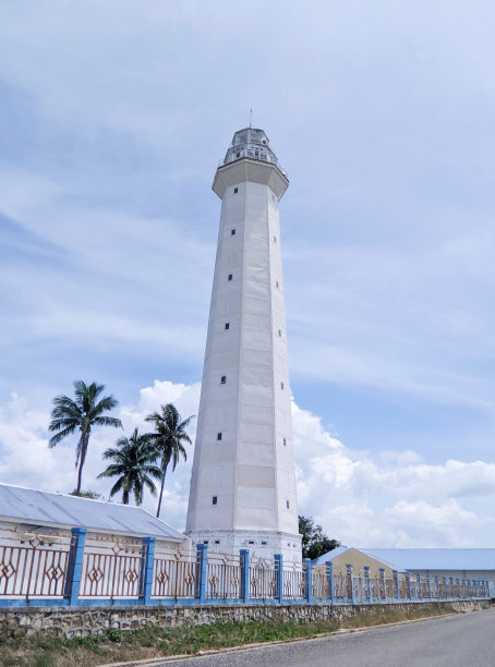 印度尼西亚南部罗提恩岛的灯塔，背景是蓝天图片下载