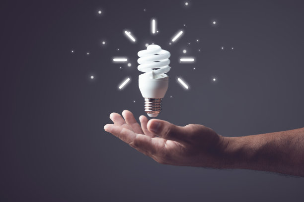 设计新事物的想法，创造性的设计思维，用新技术创新未来，手握灯泡。具有良好的工作理念和创造力。图片下载