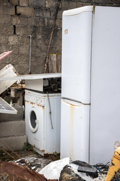 空间里充满了垃圾，没用过的东西，各种各样的材料，不再使用和磨损的时间。无用的东西。环境退化概念。图片下载