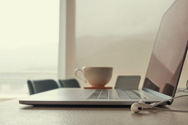 数字游牧民的工作场所靠近大海。现代笔记本电脑，咖啡杯和手机图片下载