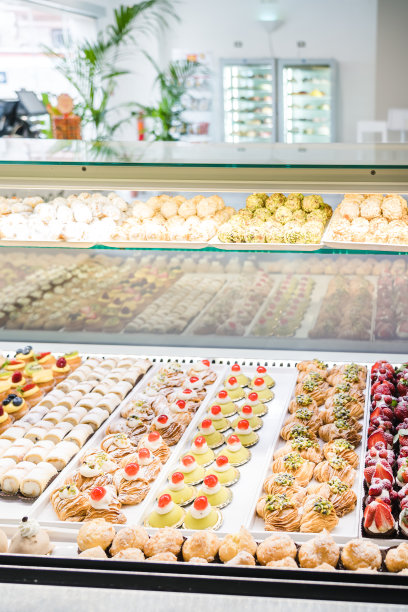 意大利面包房柜台，糕点店的甜点橱窗。新鲜可口的产品图片下载