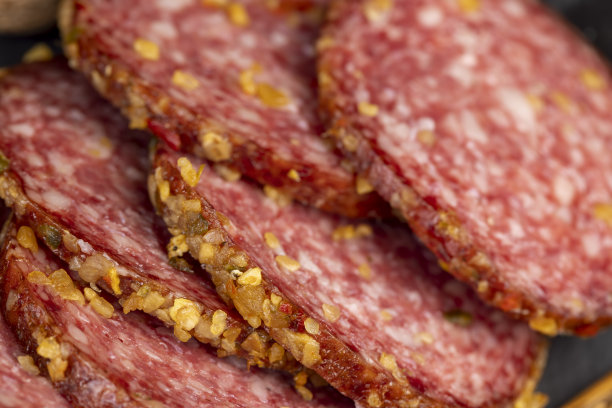 用高品质的肉加上香料和大蒜制成的意大利腊肠图片下载