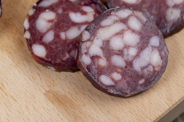 优质猪肉香肠切片，加入猪油块图片下载