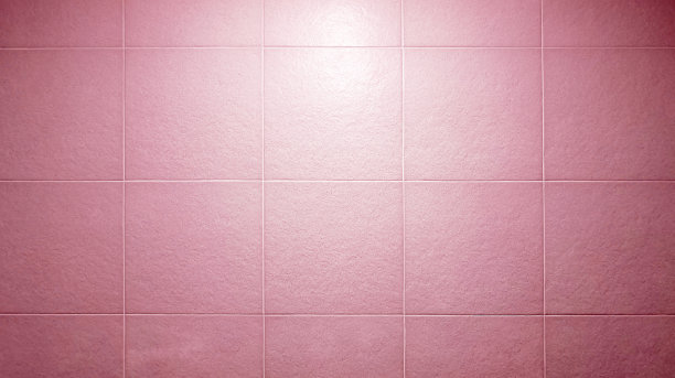 靠近粉红色方形瓷砖图案，上面的光用作产品展示的背景，美容，化妆品，水疗概念。抽象的大型质朴浴室瓷砖图案。石板瓷砖陶瓷。图片下载