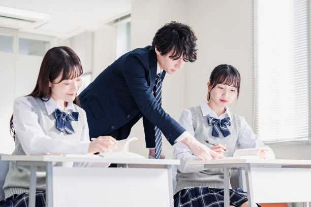 一位正在接受老师指导的高中生图片下载