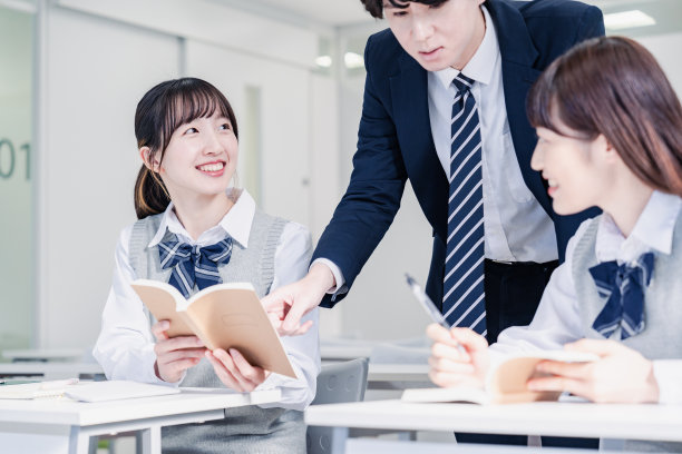 一位正在接受老师指导的高中生图片下载