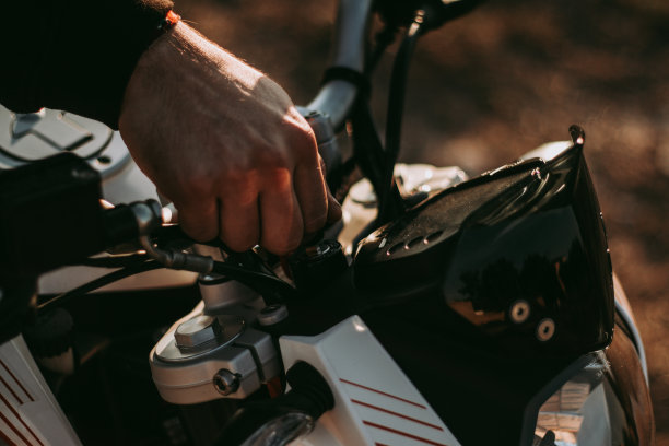 摩托车把手的特写镜头图片下载