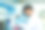 戴着防护眼镜和手套的亚洲男子实验室技术员坐在实验室的显微镜旁。图片下载
