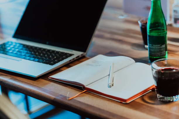 一个大研讨会大厅的桌子上放着一台笔记本电脑图片下载