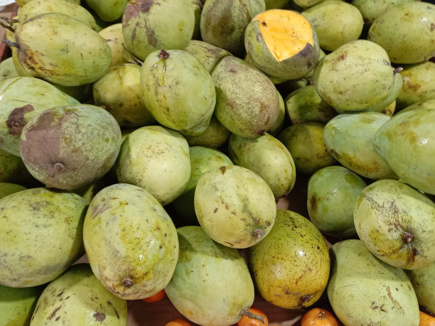 芒果水果在市场摊位上图片下载