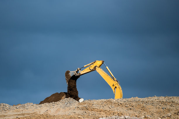 履带式挖掘机在高速公路施工现场工作图片下载