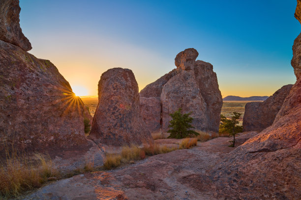 阳光穿过岩石之城州立公园，新墨西哥州。图片下载