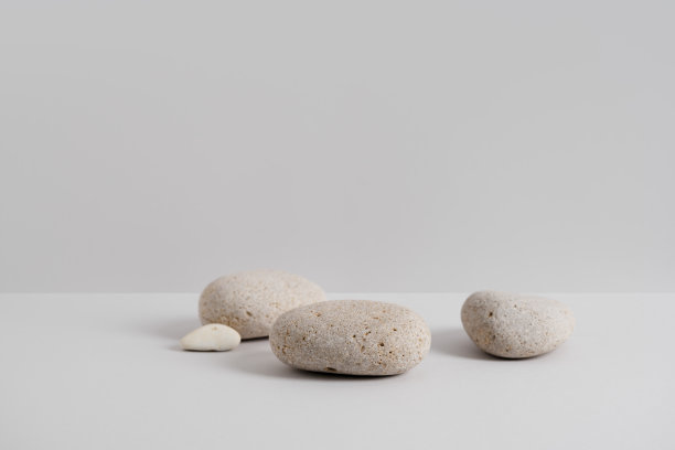 浅灰色背景上的空石讲台。最小的生态背景。圆形岩石或鹅卵石底座。产品展示的抽象展示柜。侘寂概念。自然静物。本空间图片下载
