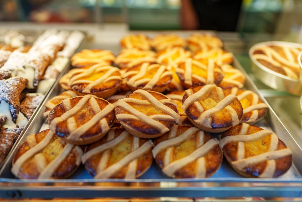 店里陈列着新鲜的糕点。图片下载