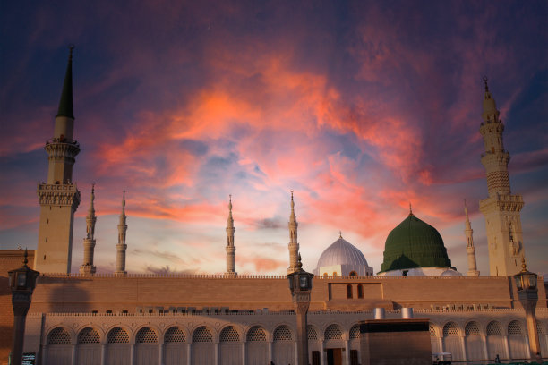 麦地那先知清真寺夜景，绿色穹顶图片下载