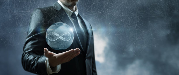 一个无限的互联网图标映衬着天空。图片下载