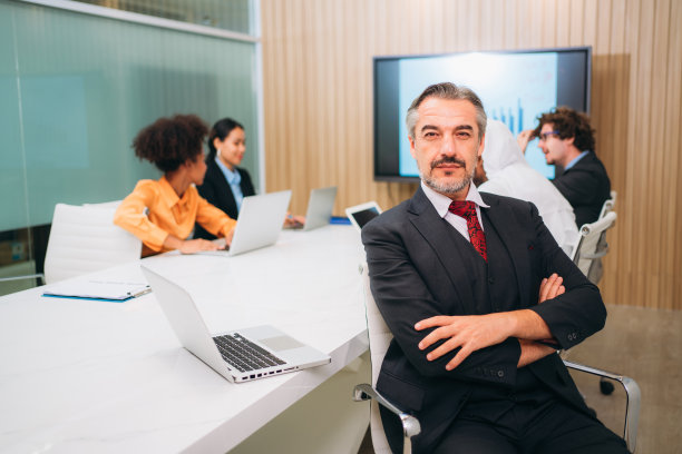在会议期间，照相机和人们就文件和概念进行交谈。图片下载