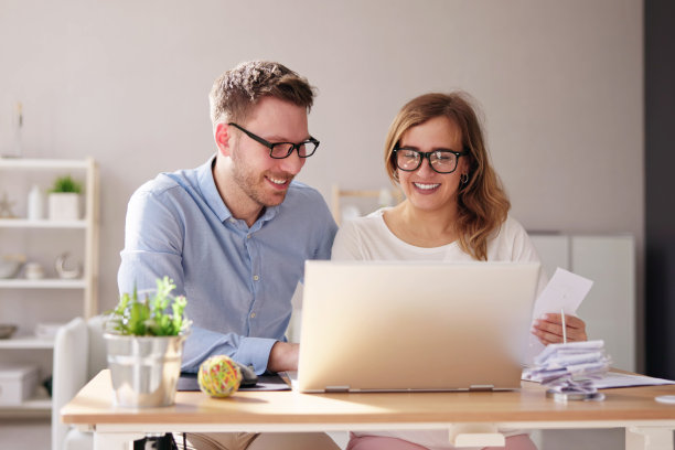 夫妻做税收和家庭预算图片下载