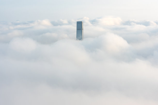 香港的摩天大楼笼罩在雾中图片下载