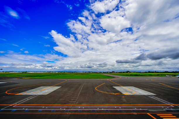 蓝天和机场景观图片下载