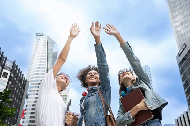 多种族留学生团体欢天喜地庆祝毕业成功。图片下载