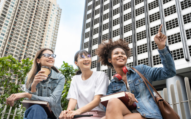 多种族留学生团体欢天喜地庆祝毕业成功。图片下载