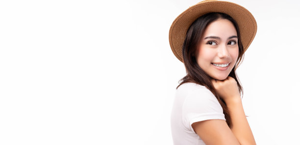 漂亮的微笑快乐的女性戴帽子看空间满意在相机被快乐工作室拍摄可爱的女人是好看的美丽的女士孤立在白色背景复制空间肖像可爱的女孩图片下载