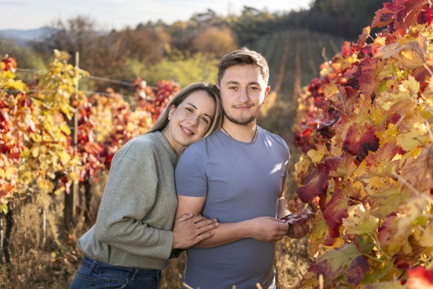 一对夫妇的肖像在葡萄园在秋天的一天图片下载