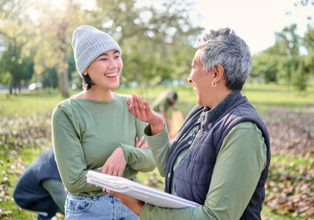 沟通，社区志愿者和人们清理垃圾污染，废物或团队环境支持。项目负责人，非政府组织慈善机构和环保妇女帮助自然公园清理图片下载
