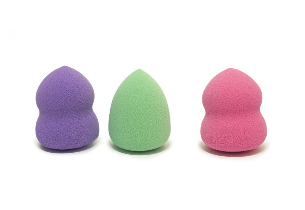 彩色化妆海绵在白色背景上使用紫色、粉色、绿色。专业化妆的手段图片下载