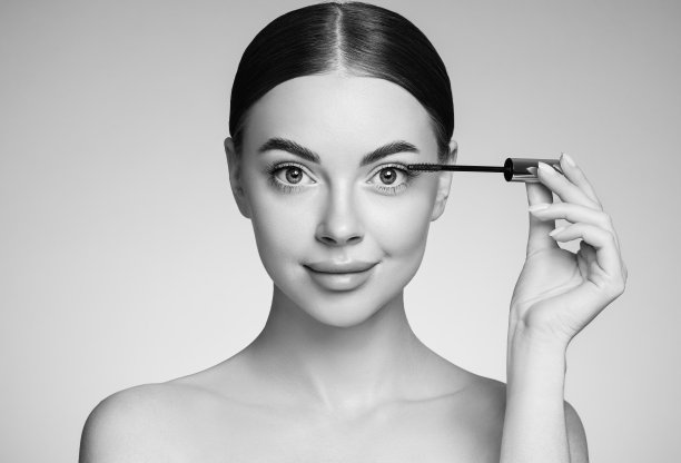 美女在睫毛上涂黑色睫毛膏图片下载