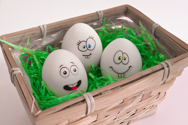 白色快乐的复活节彩蛋在篮子里图片下载