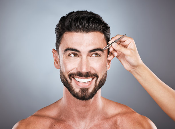 脸，沙龙和男子与镊子在工作室隔离在灰色背景的健康。思考，脱毛和男模用面部产品拔眉毛美容美容与理发师图片下载