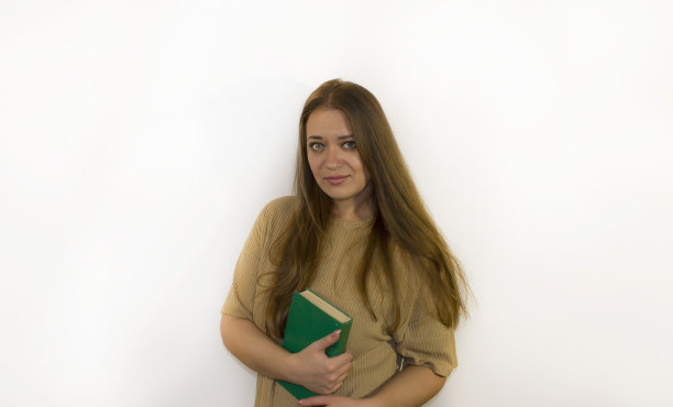 年轻漂亮的女人带着书，课本图片下载