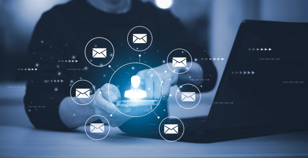 商人手持智能手机与通信图标，信件图标，电子邮件图标，和通讯电子邮件，保护您的个人信息或垃圾邮件，客服呼叫中心联系。图片下载